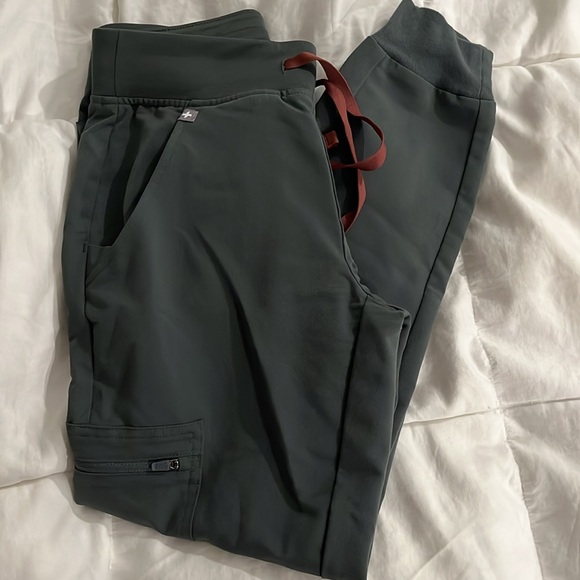 Women’s FIGS jogger pant scrub bottoms - Picture 3 of 3